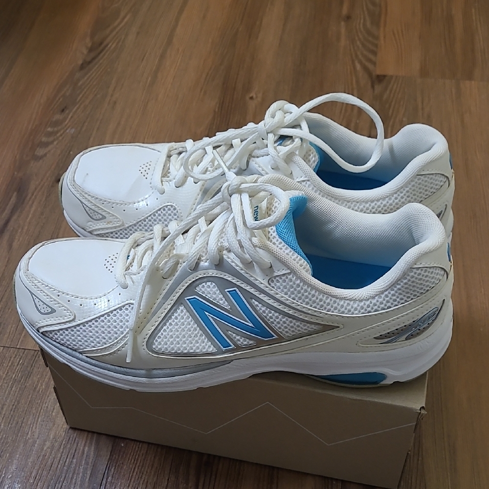New Balance White and Sky Blue Athletic Shoes for women zise 10 used good condit